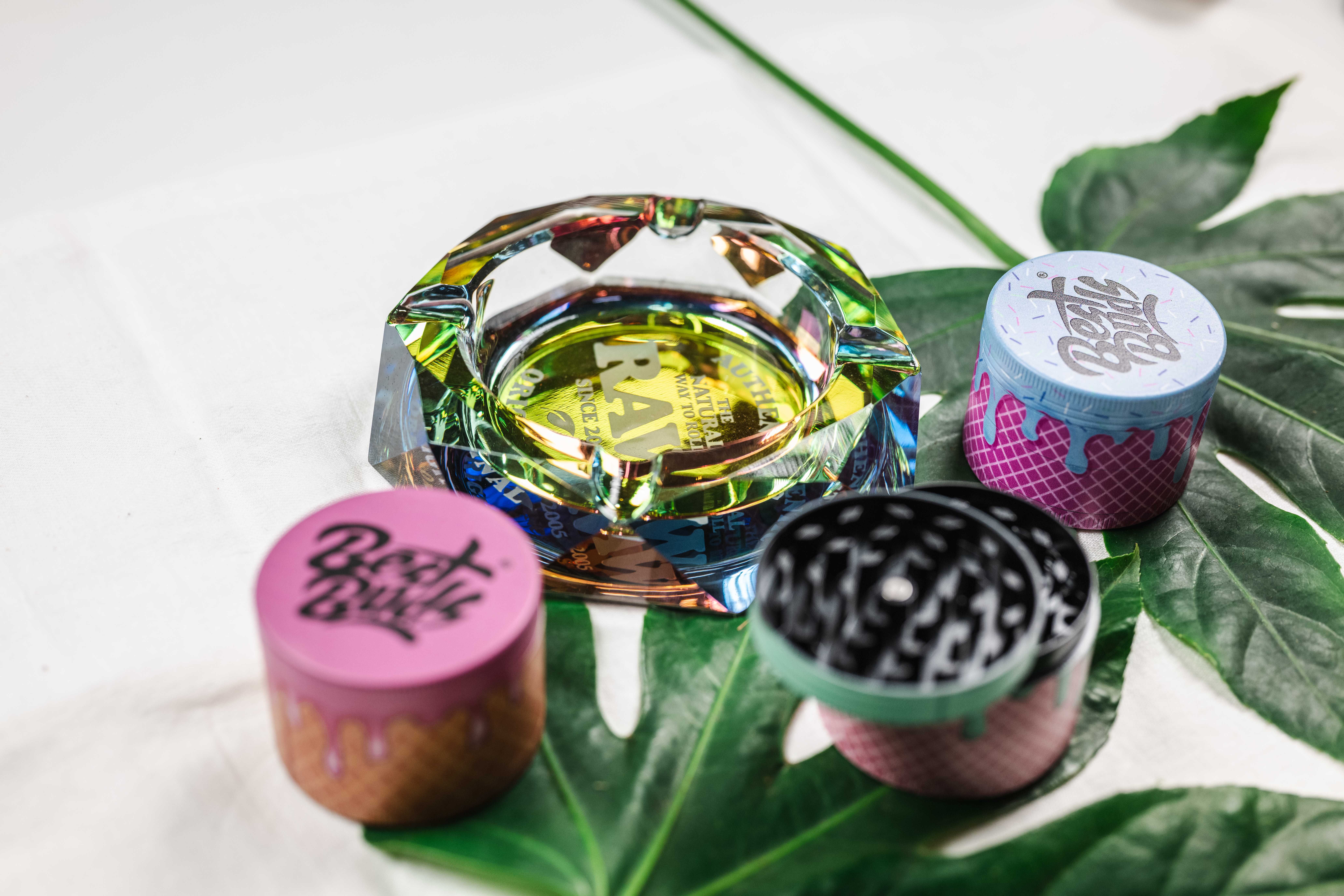 Bunte Grinder mit Hanfblättern