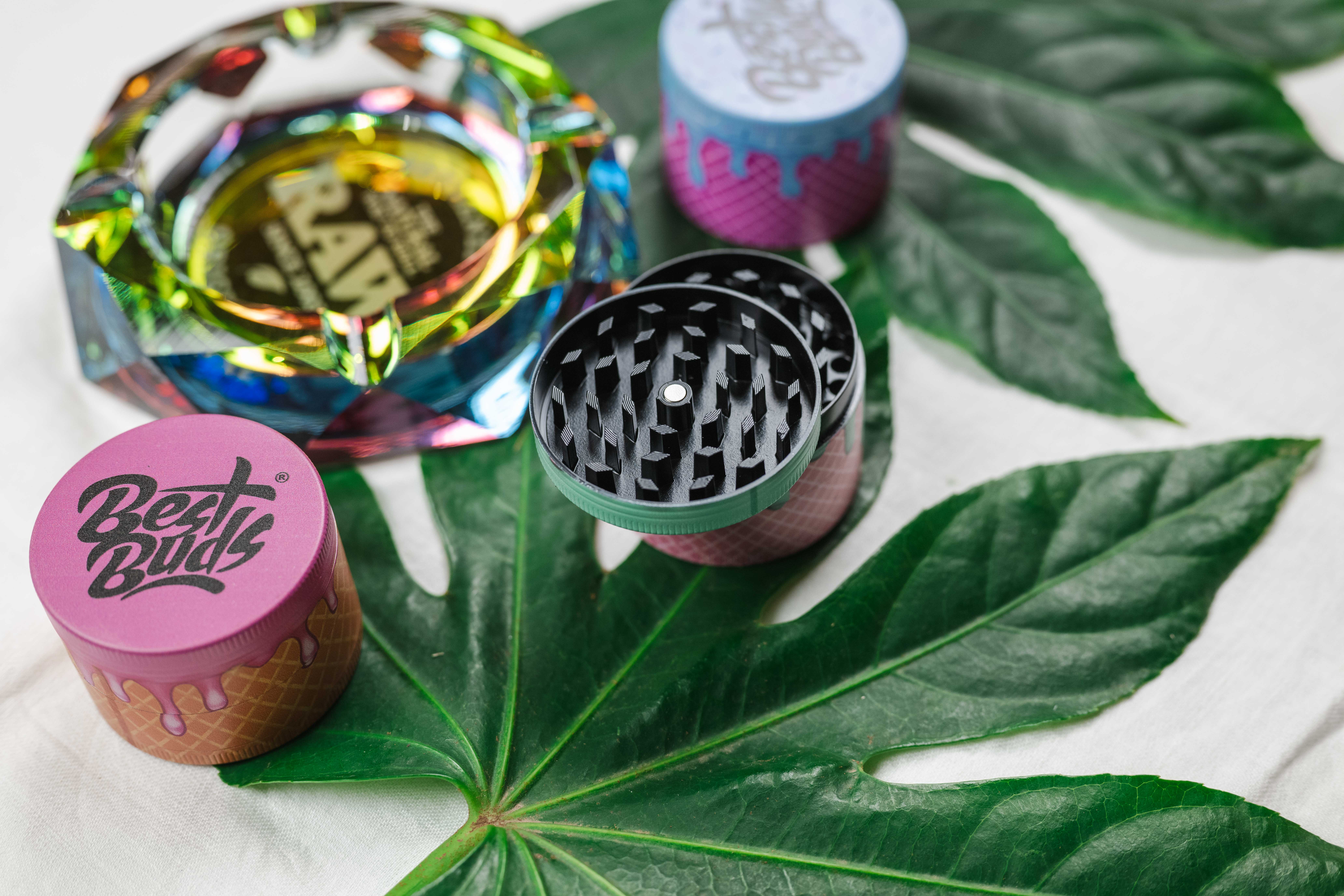 Bunte Grinder auf Hanfblättern