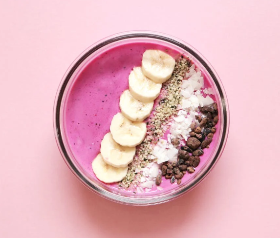 Smoothie-Bowl mit Bananenscheiben