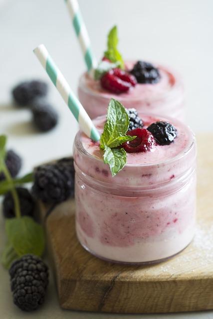 Zwei Gläser Beerensmoothie