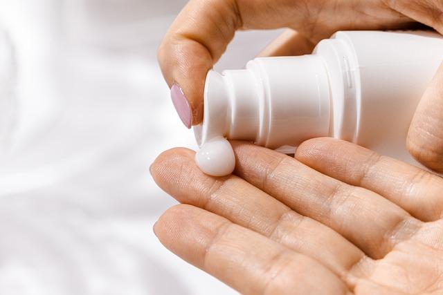 Creme wird auf eine Hand gegeben