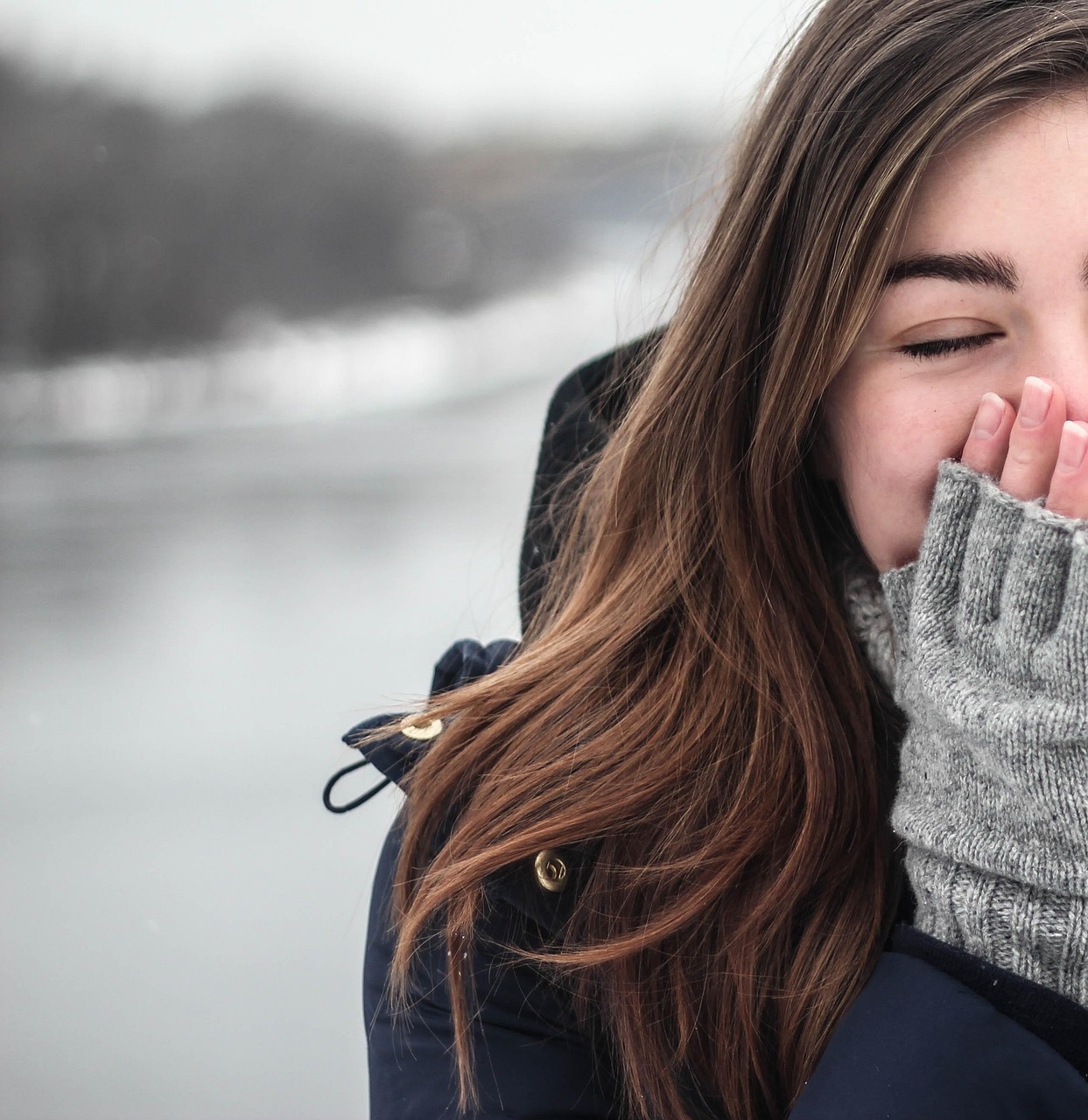 Frau in warmem Strickpullover im Winter